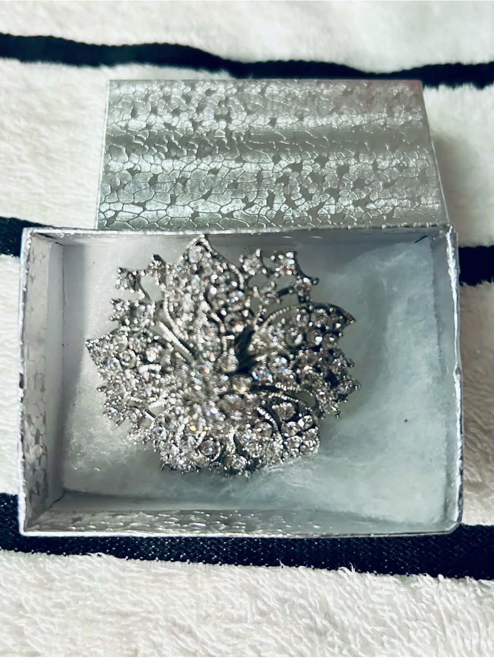 Brooch NWT Silver Crystal Leaf Brooch - Elegant Women's Jewelry